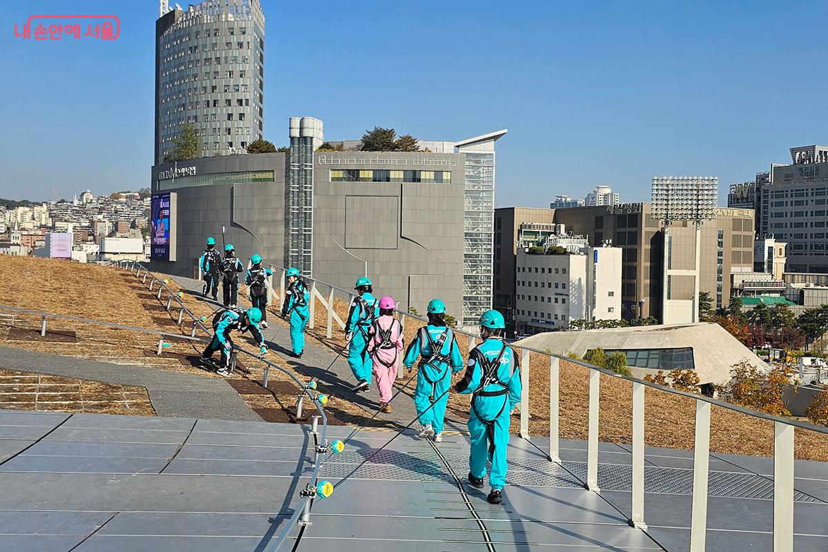 코너를 돌 때는 안전요원이 앞서 걸으며 방향을 안내하고, 로프의 긴장 상태를 세심하게 조율해준다. ©문청야