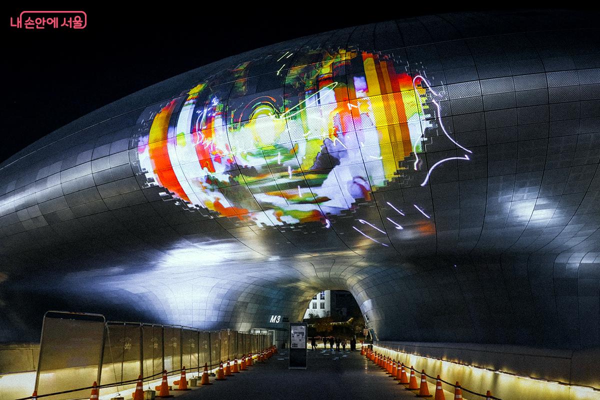 굴곡진 DDP 외관에 마치 다른 차원의 문이 열린 듯한 상상력을 자극하는 작품이다. &copy;김아름