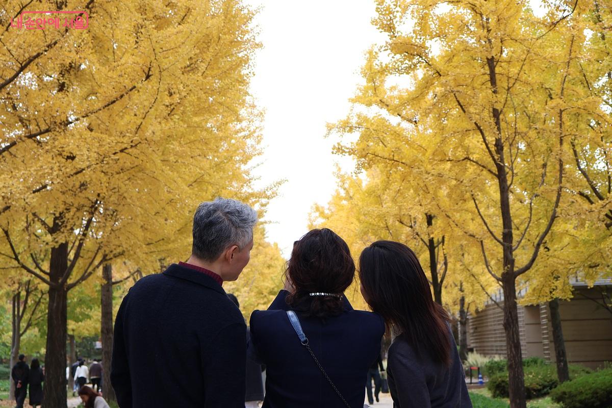 가족이 함께 나와 인증사진을 남기며 여유로운 휴일을 보내고 있다. ©이봉덕