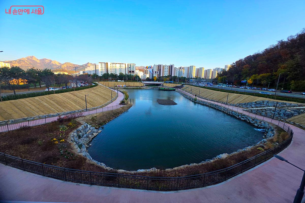 카페 옥상에서 바라본 북한산과 구파발천 유수지 산책로 풍경 ©이정민