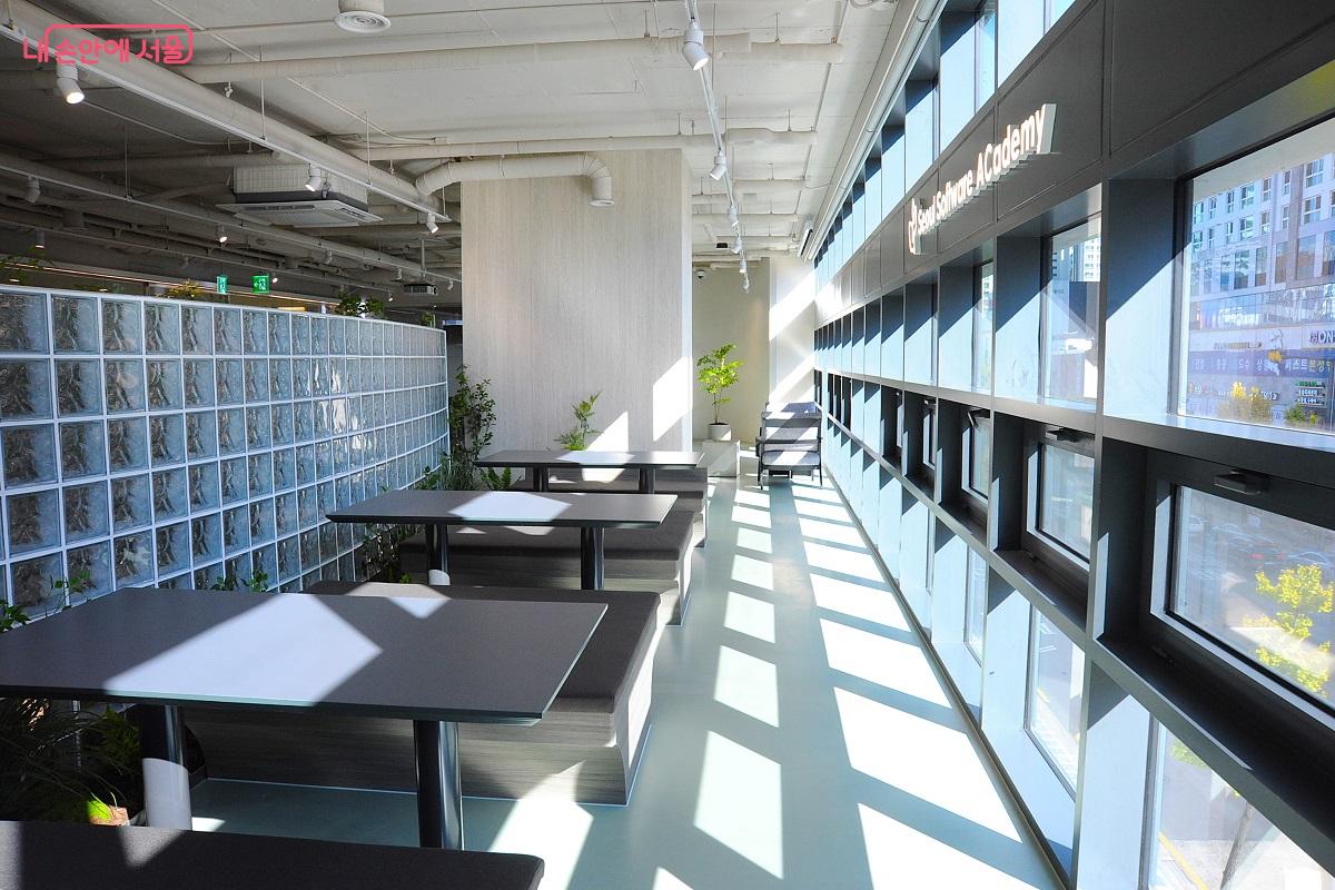 커뮤니티 라운지의 휴식 공간 ©조수봉