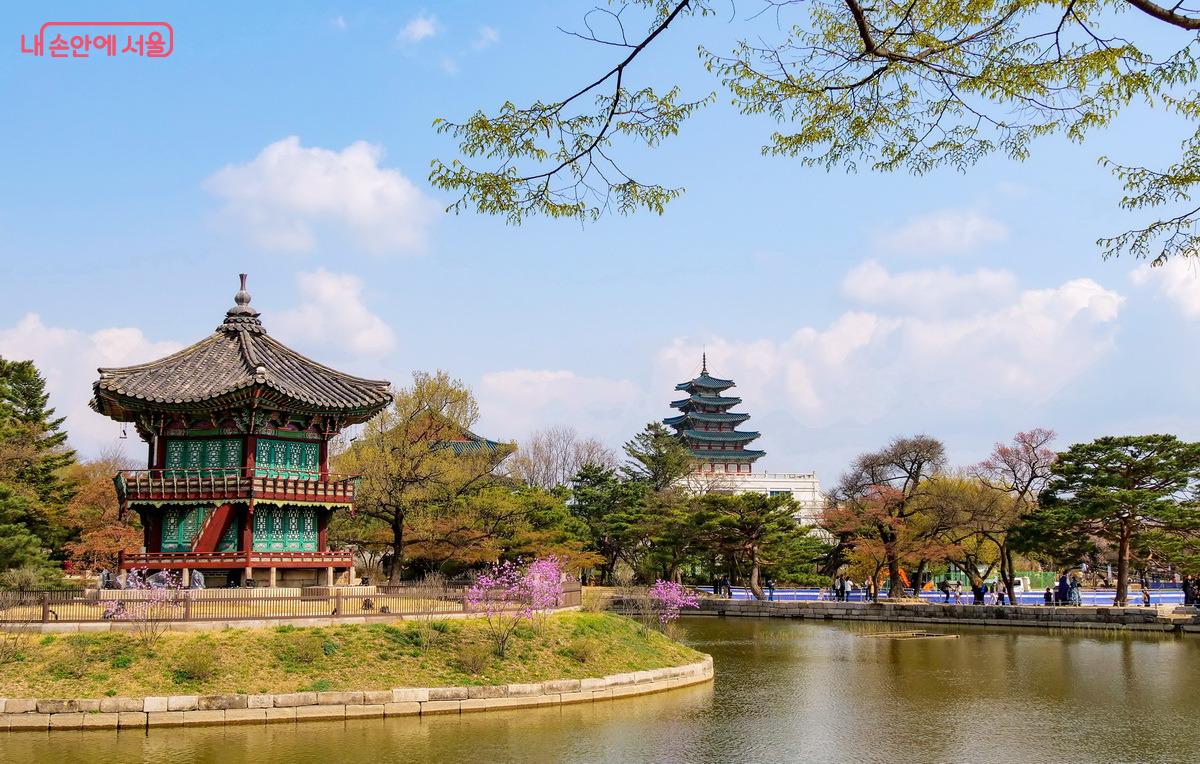 향원정과 국립민속박물관이 한눈에 보인다. ©박성환