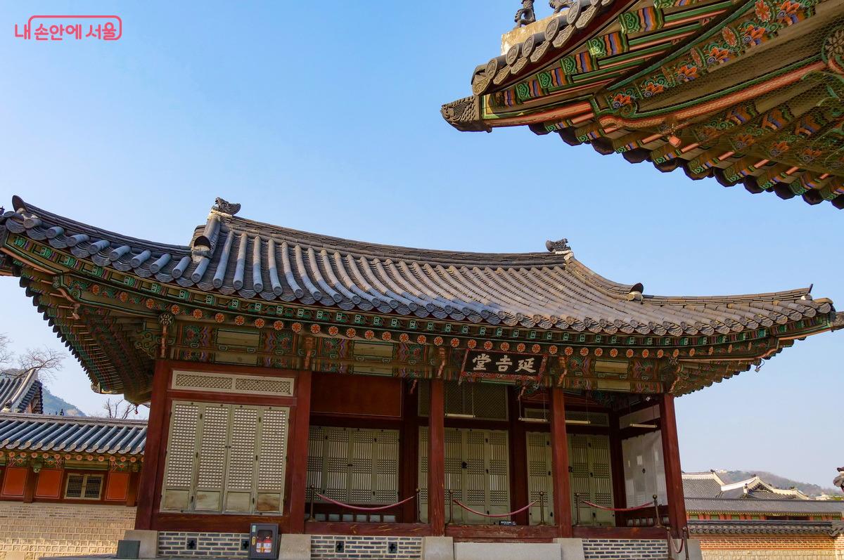 왕의 식사를 데워 수라상에 올려 들이던 중간 부엌 역할의 연길당 ©박성환