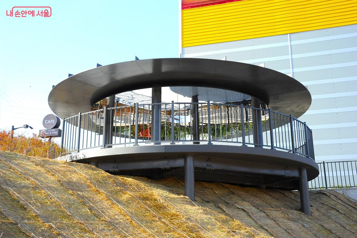 카페 외부에도 별도의 조망 장소인 ‘전망퍼걸러’를 설치했다. ⓒ조수봉