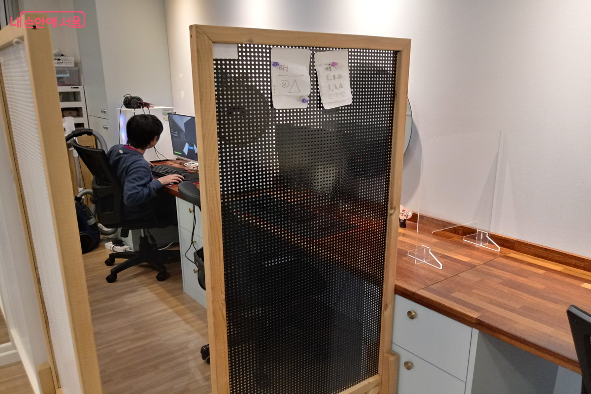 컴퓨터 게임을 하며 학업 스트레스를 잠시나마 해소할 수 있다. ©김영주