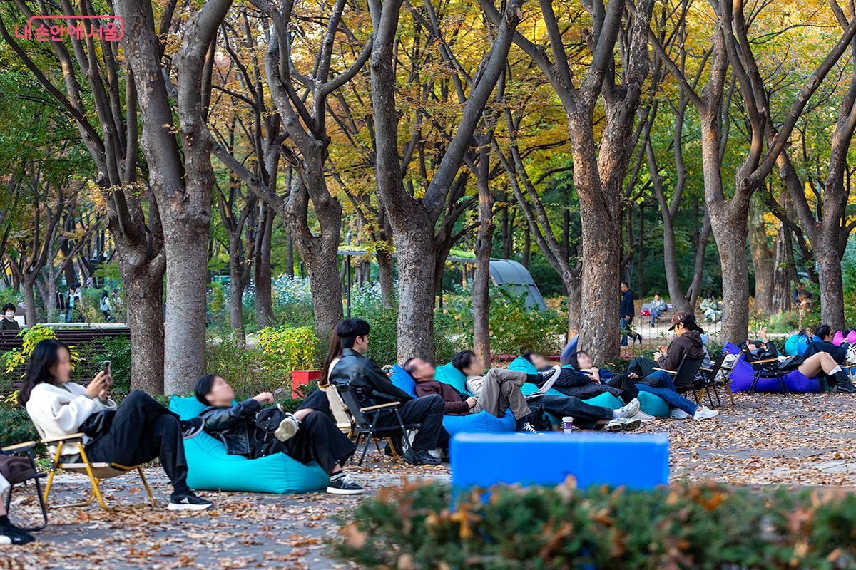 무장애쉼터에 마련된 책쉼터에서는 빈백에 누워 가을을 만끽하는 시민들의 모습이 인상적이었다. ©문청야