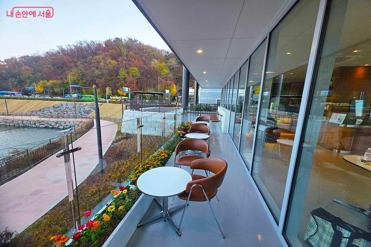 '은평 에피소드' 카페 테라스에서 북한산과 유수지의 풍경을 감상할 수 있다. ©이정민