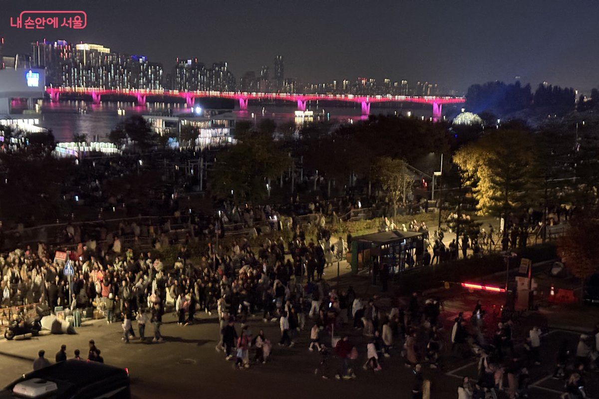 드론쇼 관람을 위해 여의도 한강공원에 모인 사람들 ©김경선
