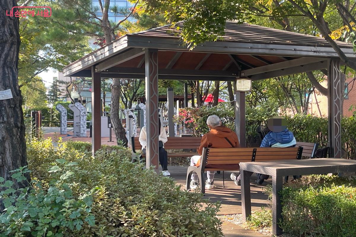 어르신 놀이터 벤치에 앉아 휴식을 취하는 어르신들 ©이정민