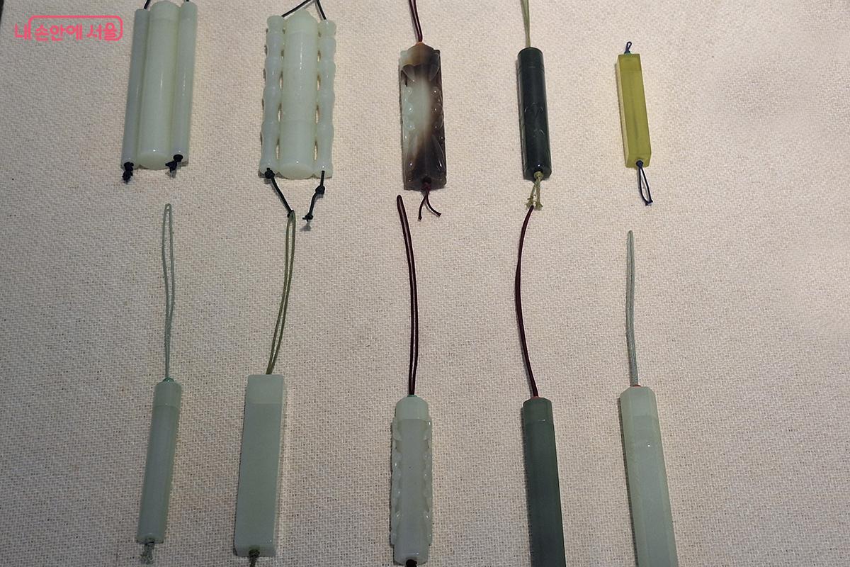 '옥류 침통'은 바늘을 넣던 통으로 규방 여인들의 필수품이었다.