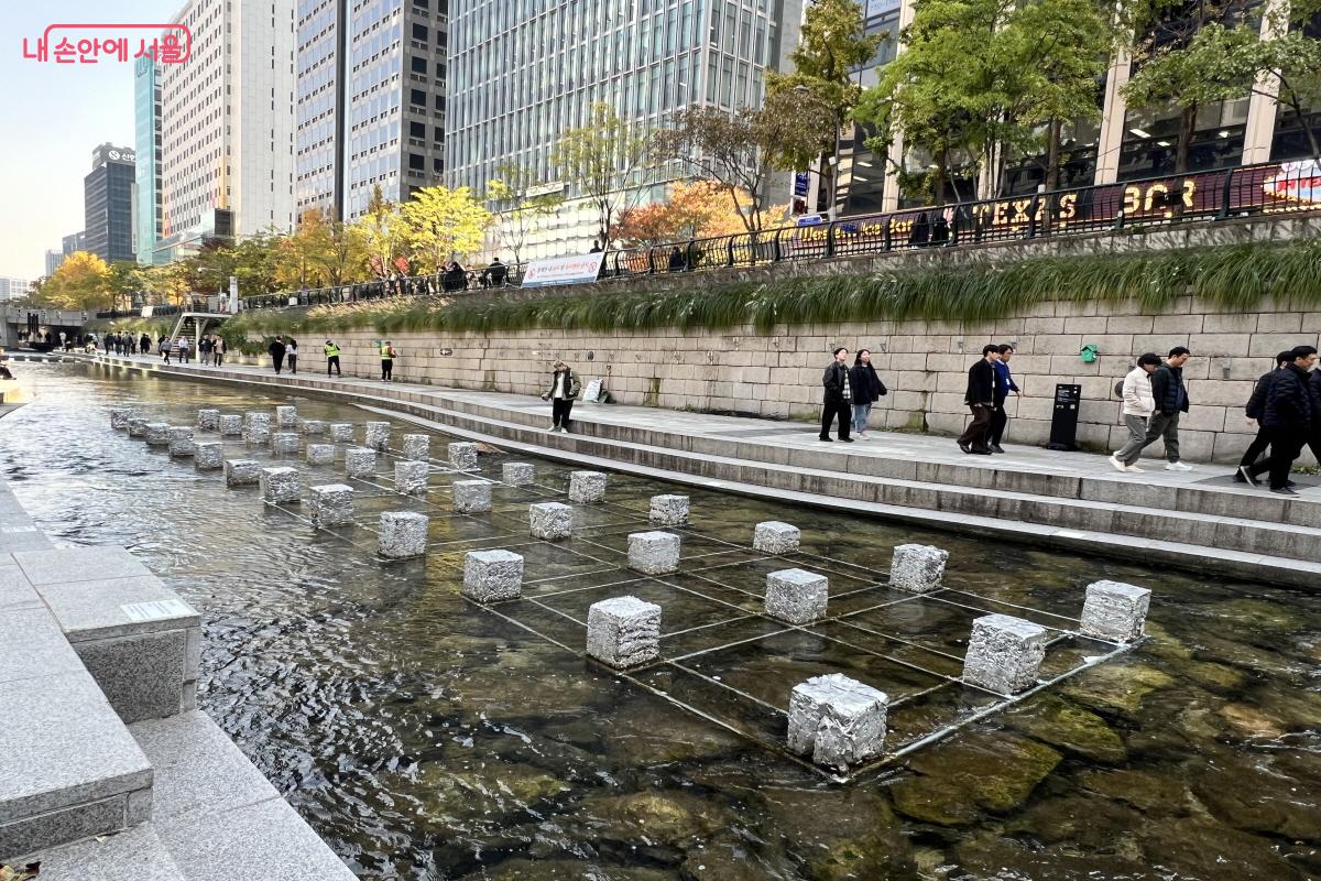 작품 <청계유석>은 청계천에 있는 징검다리가 연상된다. &copy;박지영