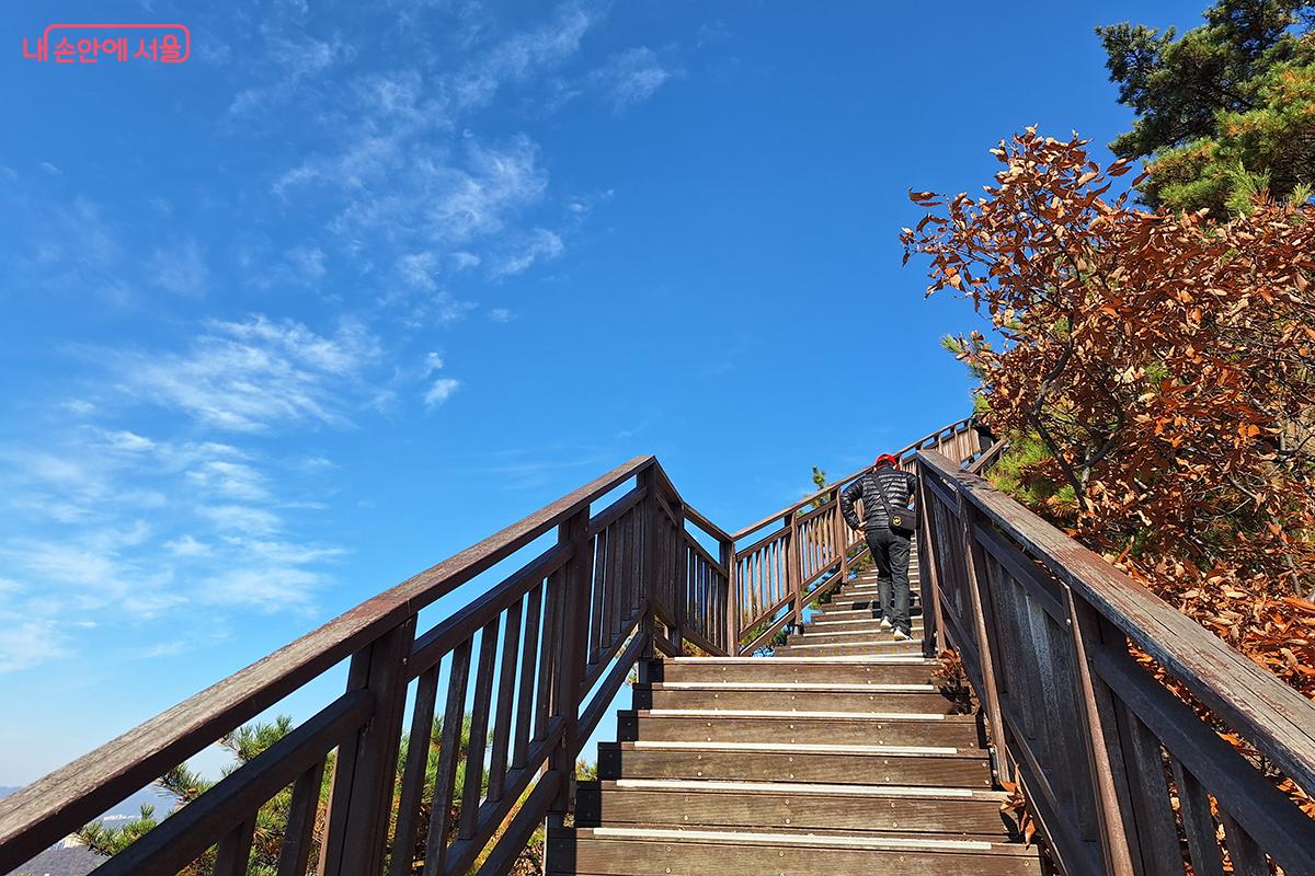 푸른 가을 하늘 아래 즐기는 트레킹 &copy;이혜숙