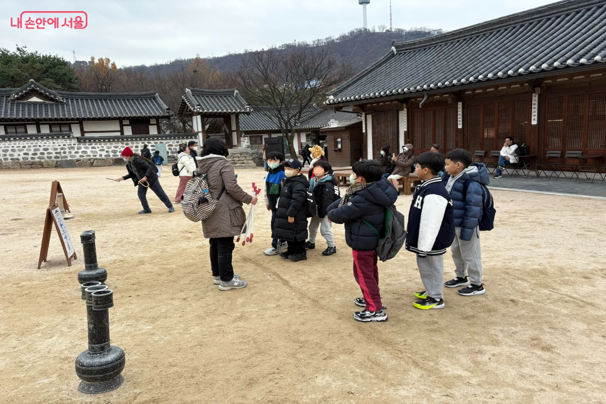 전통 체험을 하기 위해 선생님의 설명을 듣고 있는 아이들의 모습 ©이혜린