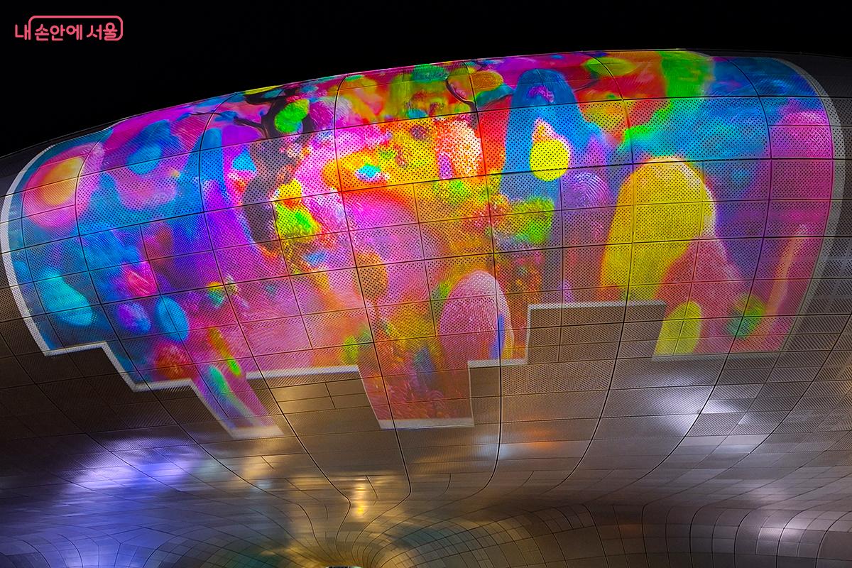 화려한 원색의 레이저 물결은 현실과 상상 사이의 경계가 잠시 느슨해지는 몽환적 경험을 제공한다. ©이혜숙