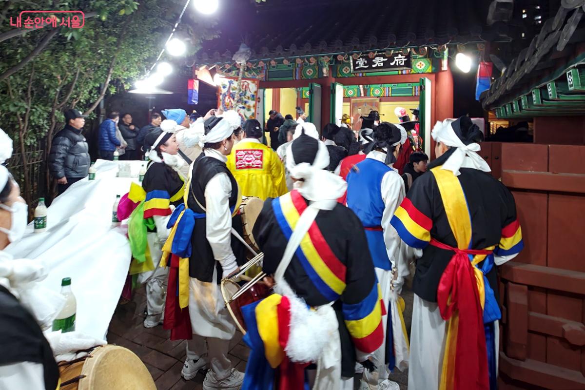 꽃받이 행렬이 부군당에 들어서는 모습 &copy;장승철