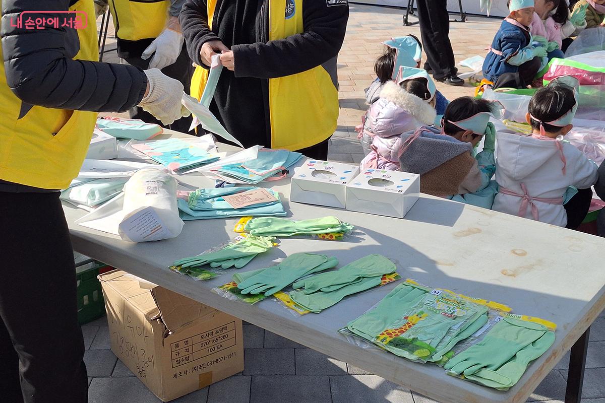 김장 담그기에 쓰이는 고무장갑과 비닐 등 부대용품은 상인들의 기부금으로 마련되었다. &copy;정향선