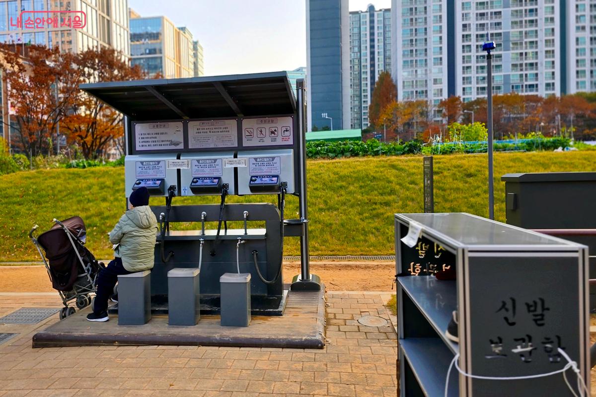 신발 등의 흙을 털 수 있는 에어건이 설치되어 있다. &copy;김윤경