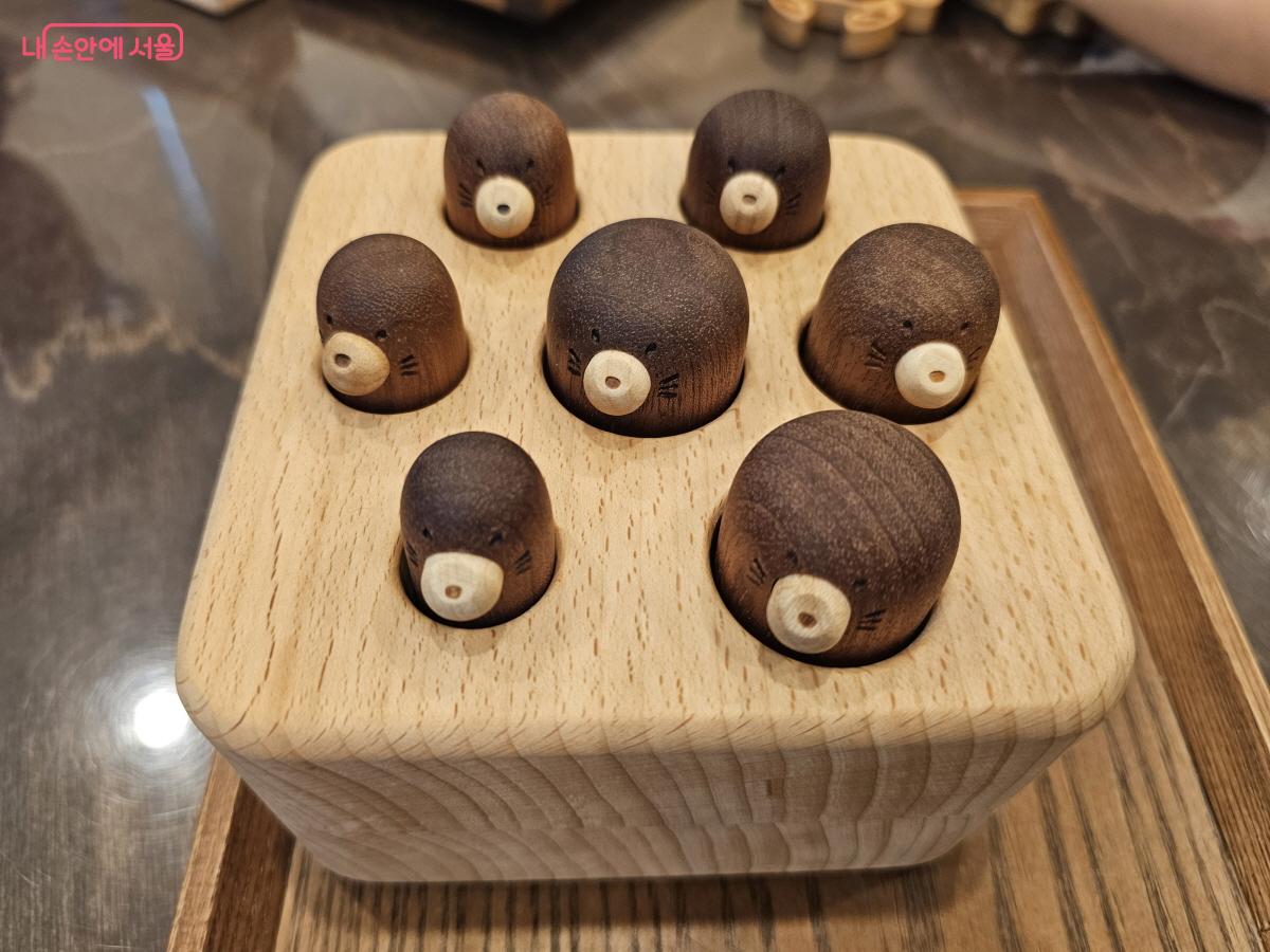 전자기기 대신 원목 장난감을 가지고 놀며 따뜻한 경험을 쌓는다. ©박근호