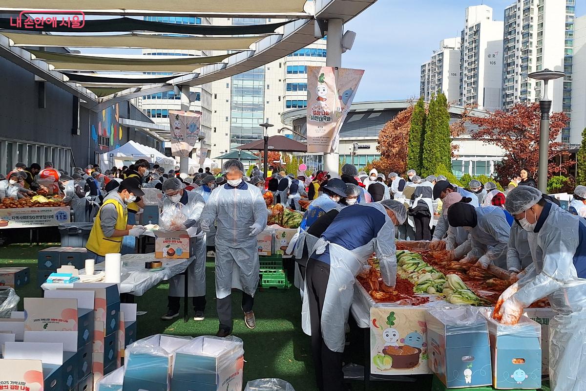 '가락시장 김장나눔 시민대축제'의 나눔 정신은 공동체 전체에 따뜻한 위안과 평화를 선사하는 치유의 정원 같았다. &copy;정향선