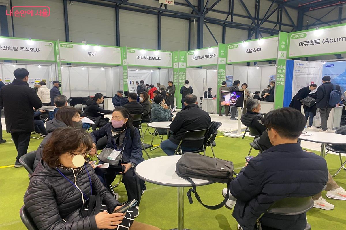 기업 인터뷰를 기다리는 시니어 구직자들 &copy;이근석