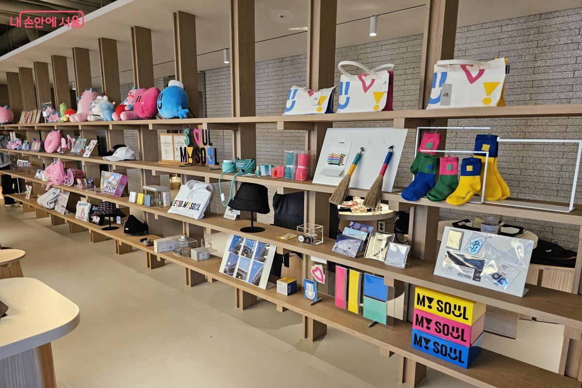 해치와 소울프렌즈의 다양한 굿즈를 실물로 볼 수 있는 서울 굿즈 쇼케이스 ©염지연