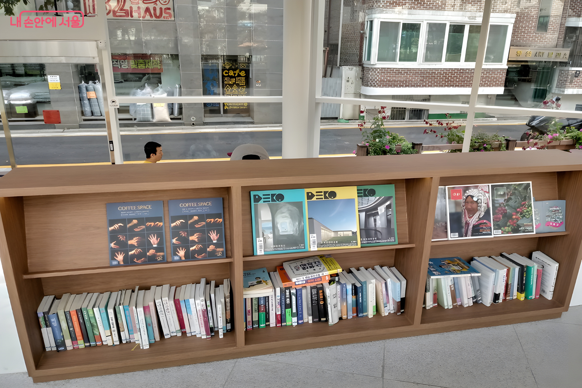 여러 종류의 책들이 구비되 있어 지루하지 않게 독서 할수 있다. ©김영주 