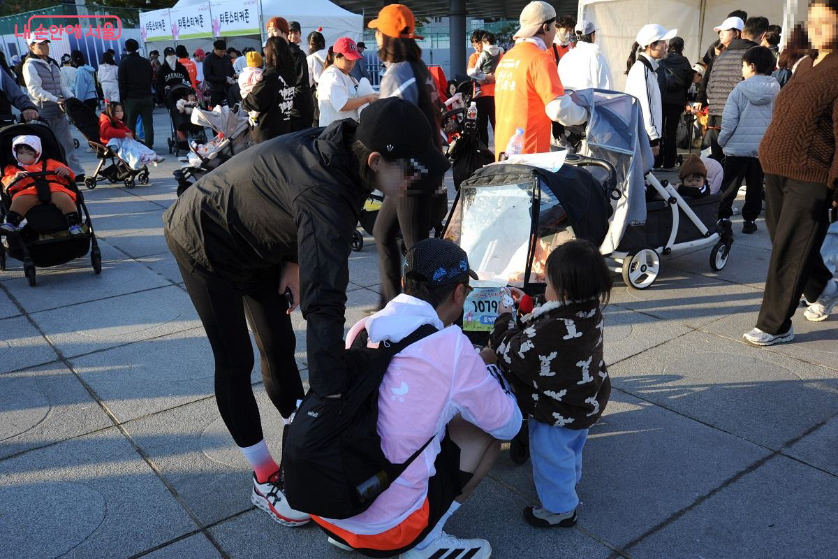 참가자가 유아차에 스티커를 부착하고 사전 점검을 하고 있다. ©조수봉