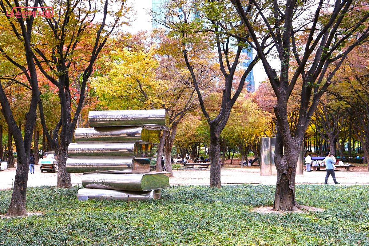 가을 분위기와 어울리는 책을 모티브로 한 조각 작품 ©이봉덕 