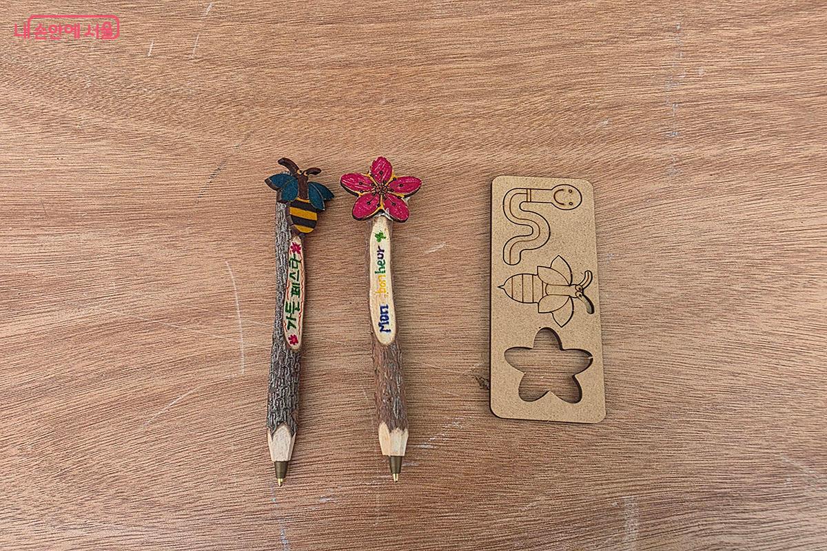 나무 볼펜에 메시지를 새기고 칠하는 ‘친환경 나무 볼펜 조각’ ©이정민