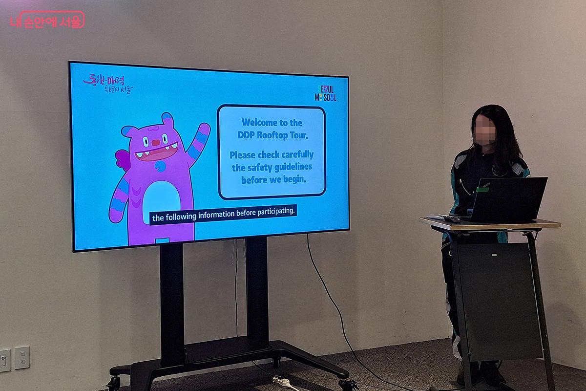 투어를 시작하기 전 전문 가이드가 약 10분 간 안전 수칙과 주의 사항을 안내한다. ©백승훈