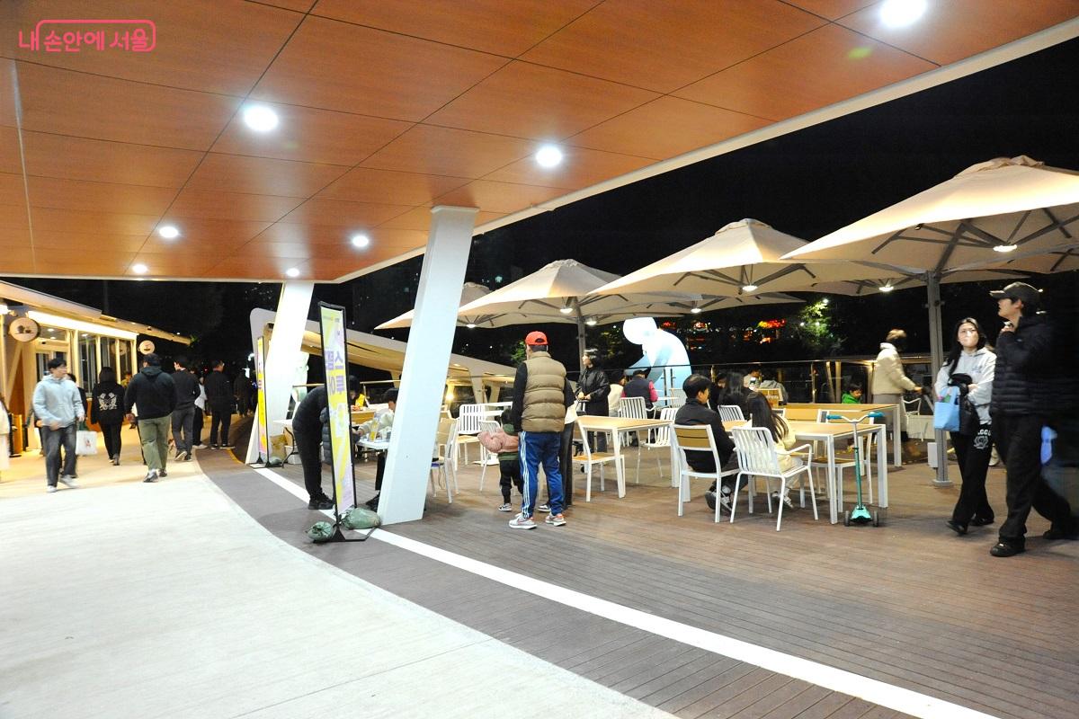 당현마루 1층 야외 테라스는 야간에도 동네 사랑방이 된다. ⓒ조수봉