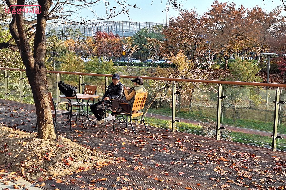 전망데크에서 담소를 즐기고 있는 시민들 ©이혜숙