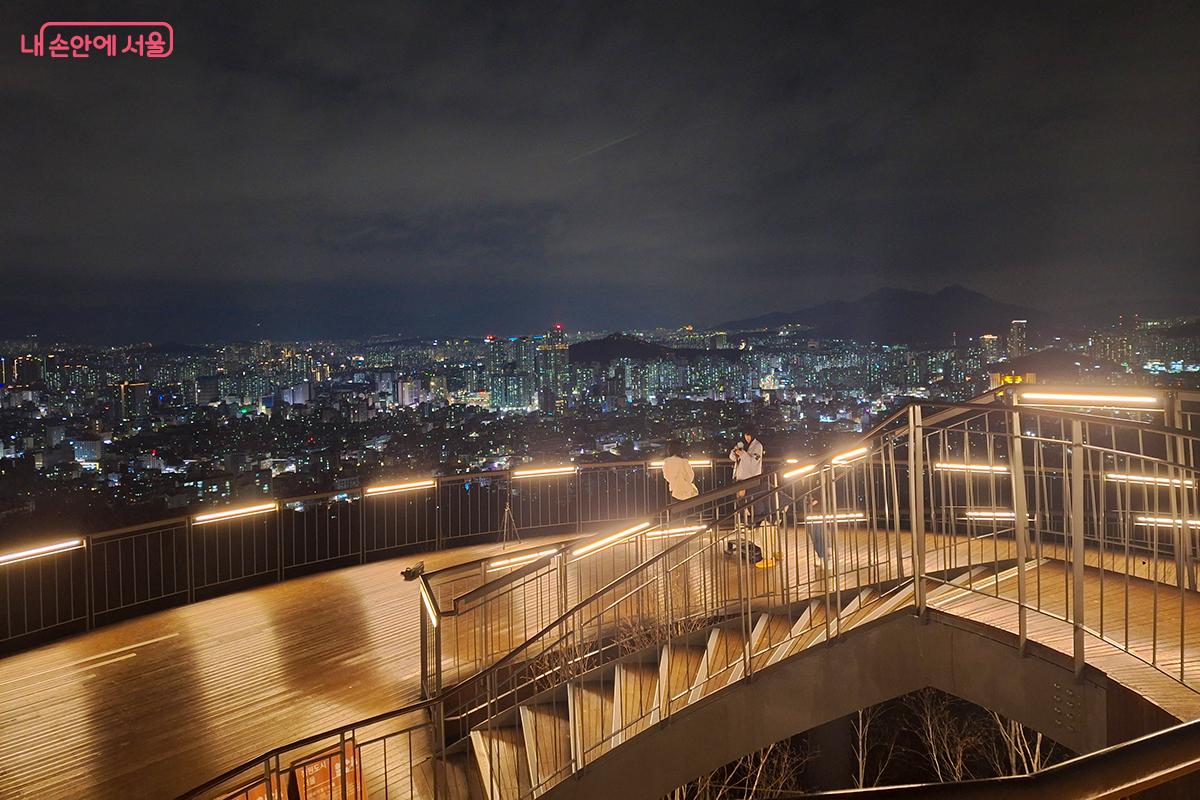 어둠 속에서 빛을 발하는 N서울타워와 그 아래 도시의 불빛들이 화려하게 반짝인다. ©백승훈