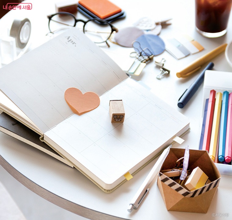 MZ세대 트렌드 중 하나인 다이어리 꾸미기는 아날로그적 감성으로 사랑받고 있다.
