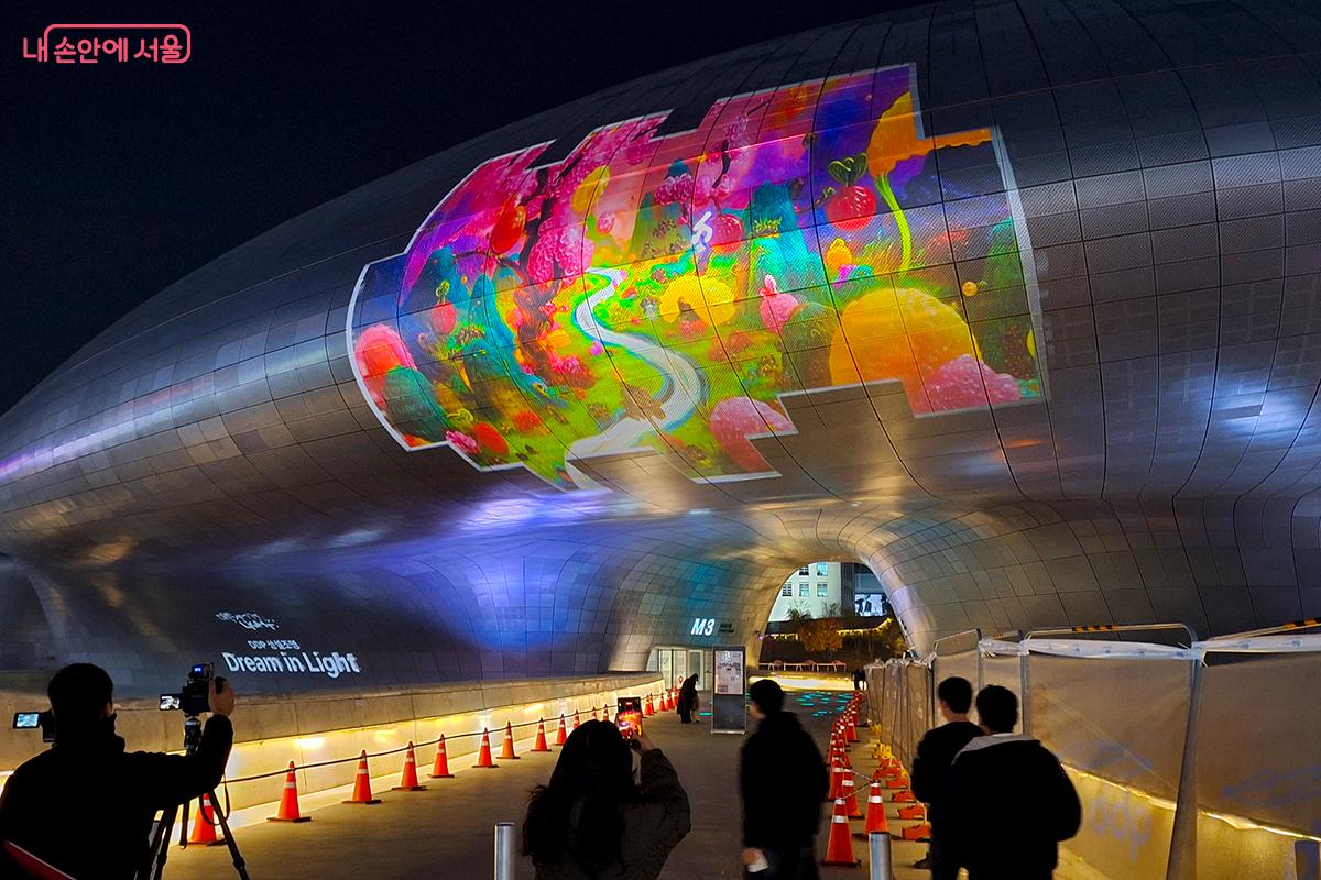 원색 레이저와 추상적 형상은 관람객을 몽환적 우주에 서 있는 듯한 기분에 빠뜨린다. &copy;백승훈