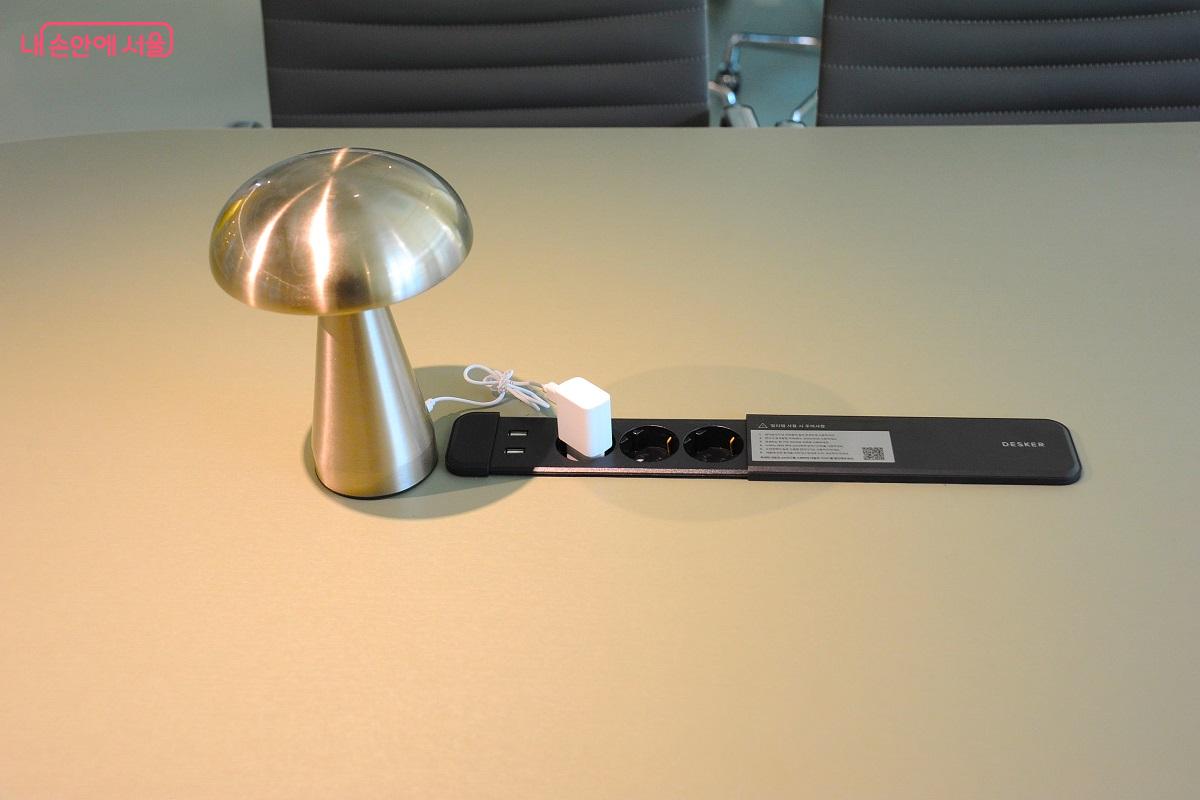 스터디 데스크에는 이동식 모니터, 독서등, 멀티탭 등이 설치됐다. ©조수봉