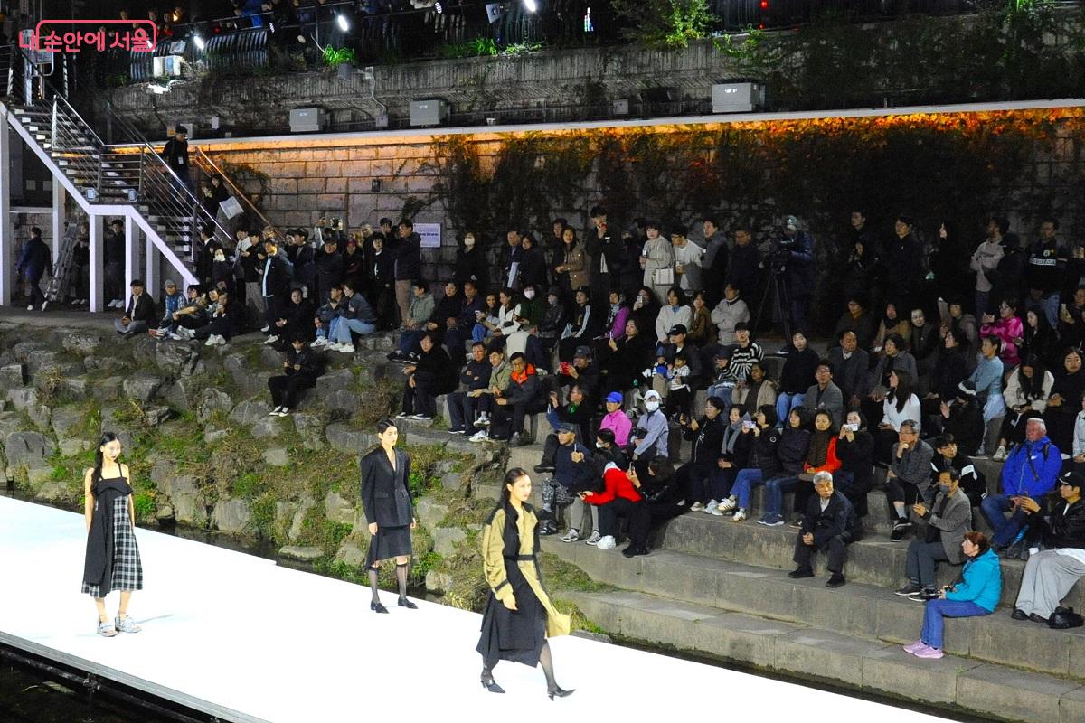  행사 축하 공연으로 6개 브랜드의 신진 디자이너의 작품들이 선보였다. ©조수봉