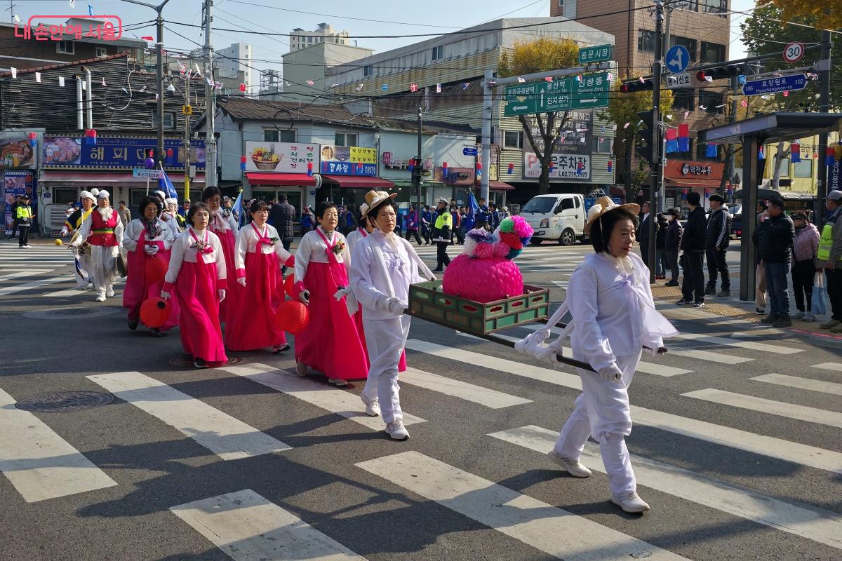 장군출진 행렬이 지나자 주민들이 걸음을 멈추고 지켜보았다. &copy;장승철