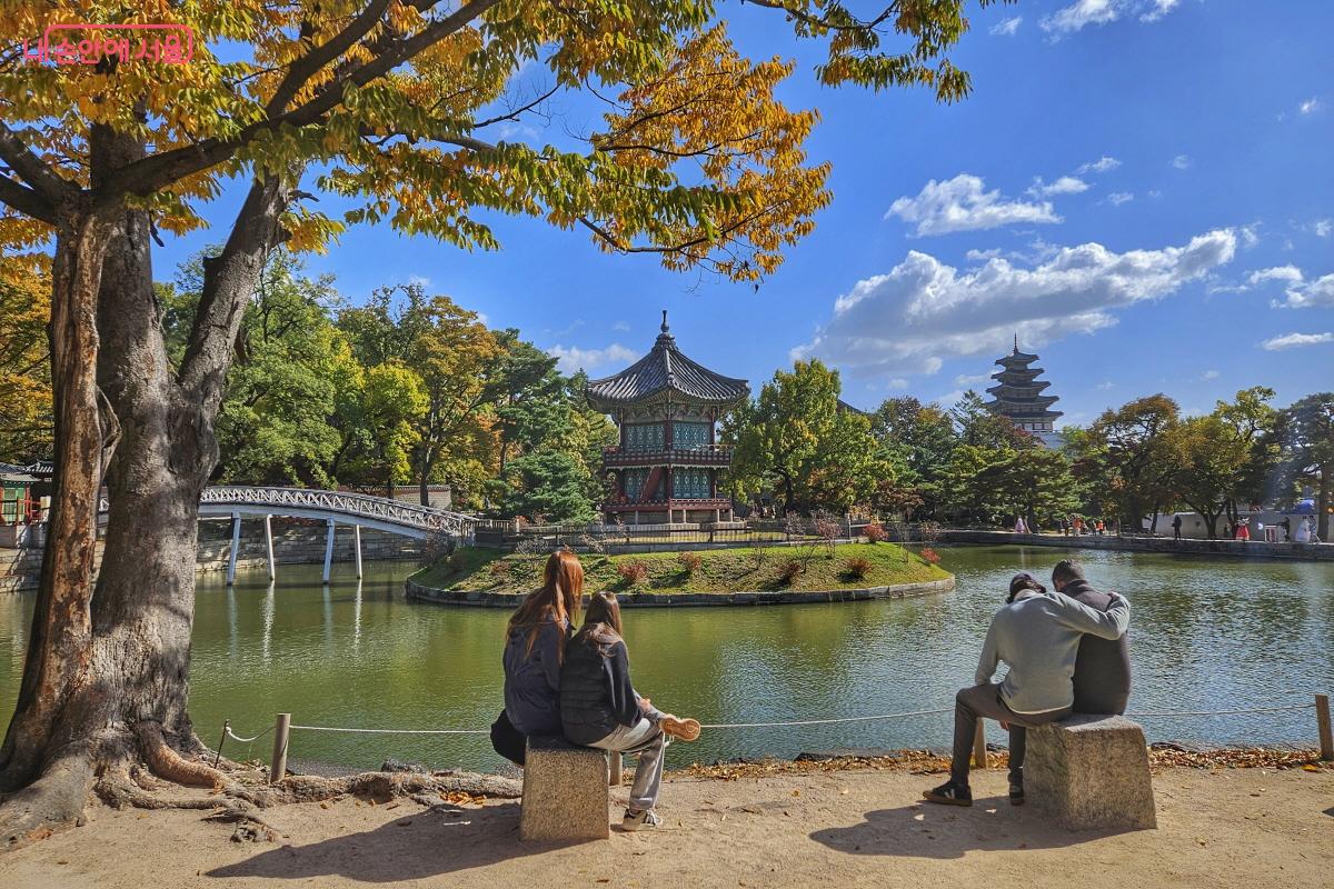 향원지 주변에는 앉아 쉴 수 있는 돌의자가 놓여 있다. ©이선미