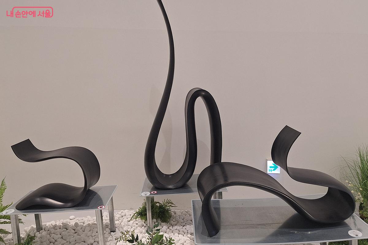 자연의 끊임없는 흐름을 담아낸 전형호 작가의 ‘Series, easy chair 01’ ©이혜숙