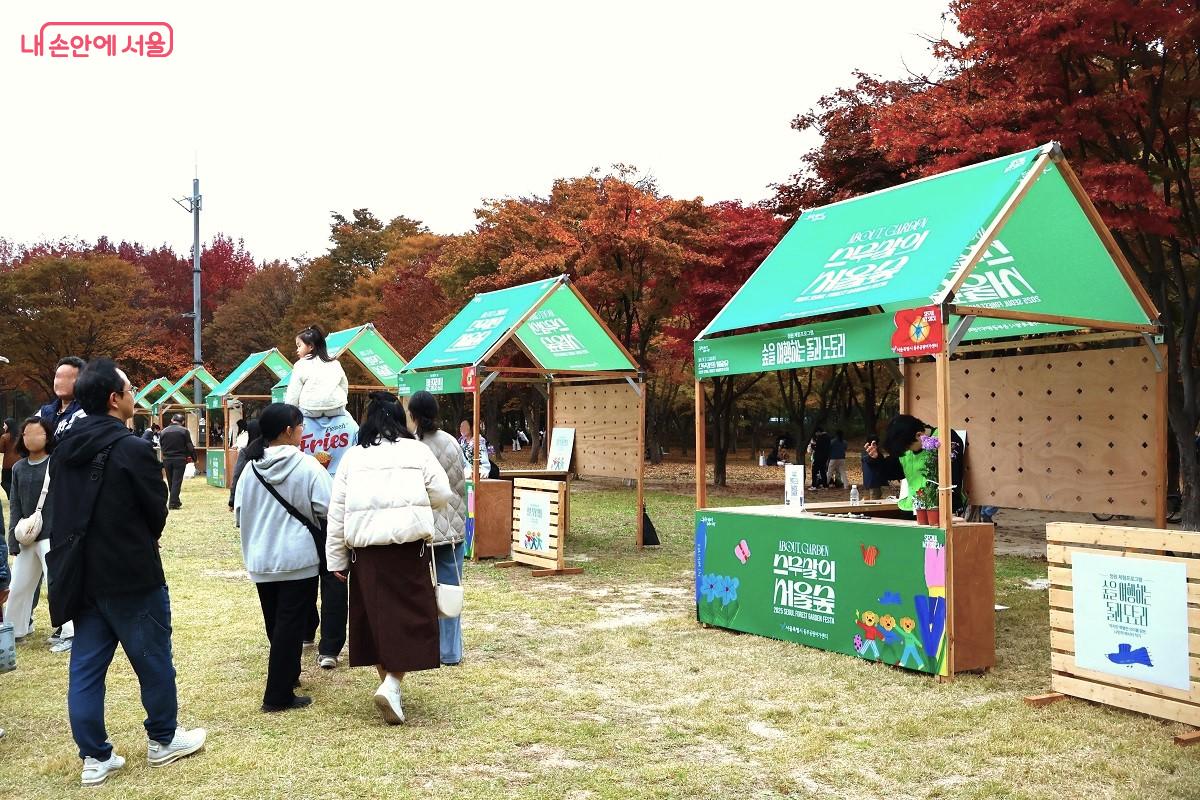 반려식물 키우기, 숲을 담은 이끼볼 둥 다채로운 체험프로그램이 진행되고 있는 가족마당 ©이봉덕