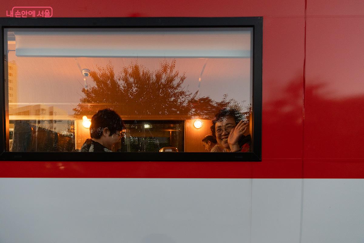 더 이상 달리지 않는 이 열차는 이제 책과 커피를 싣고 시민들을 맞이한다. ©문청야