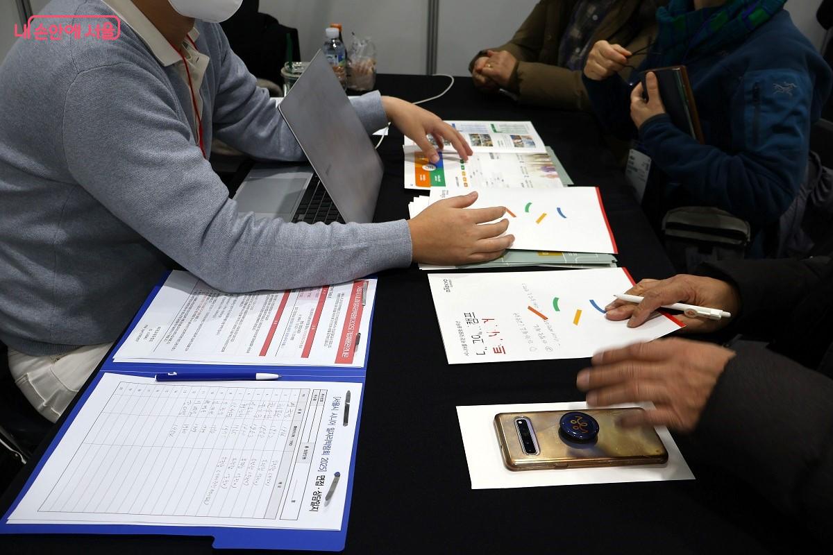 서울시니어일자리 박람회 '기업채용관'에서 채용 상담과 면접이 진행되고 있다. ©이봉덕 