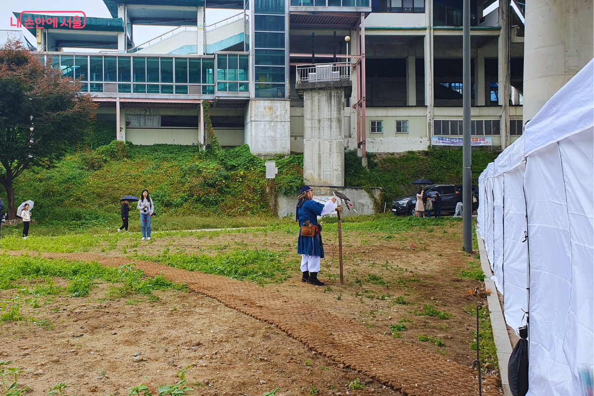매사냥 시연을 위해 참매와 함께 준비하는 박용순 응사 ©양정화