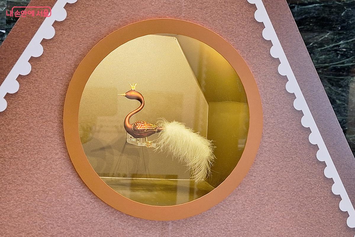 유리공예로 표현한 백조의 모습은 유리로 만들었다고 믿기지 않을 만큼 섬세하고 정교하다. ©이혜숙