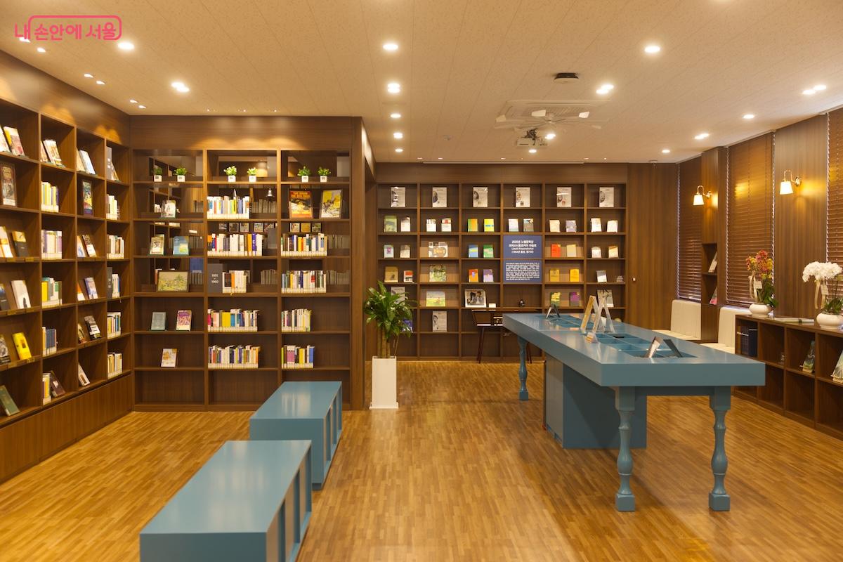 역대 수상 작가의 작품 등 1,000여 권의 장서를 보유하고 있는 노벨문학라운지 ©임중빈