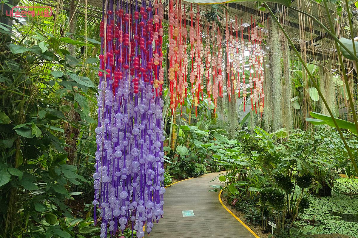 식물의 생명력과 인공물의 충돌 및 조화를 표현한 최성임 작가의 ‘활착’ ©이정민
