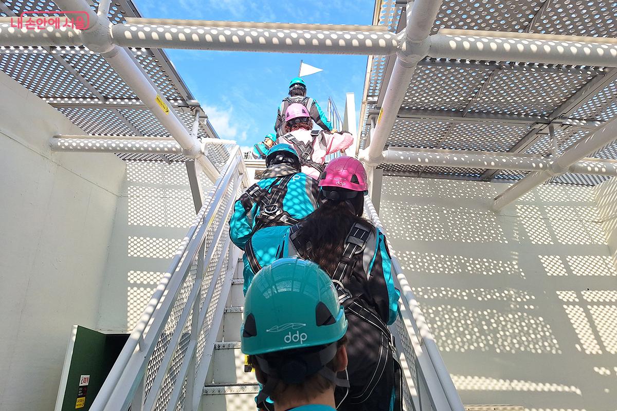 전문 가이드의 안내를 받아 루프탑으로 향하는 계단을 올라간다. ©백승훈
