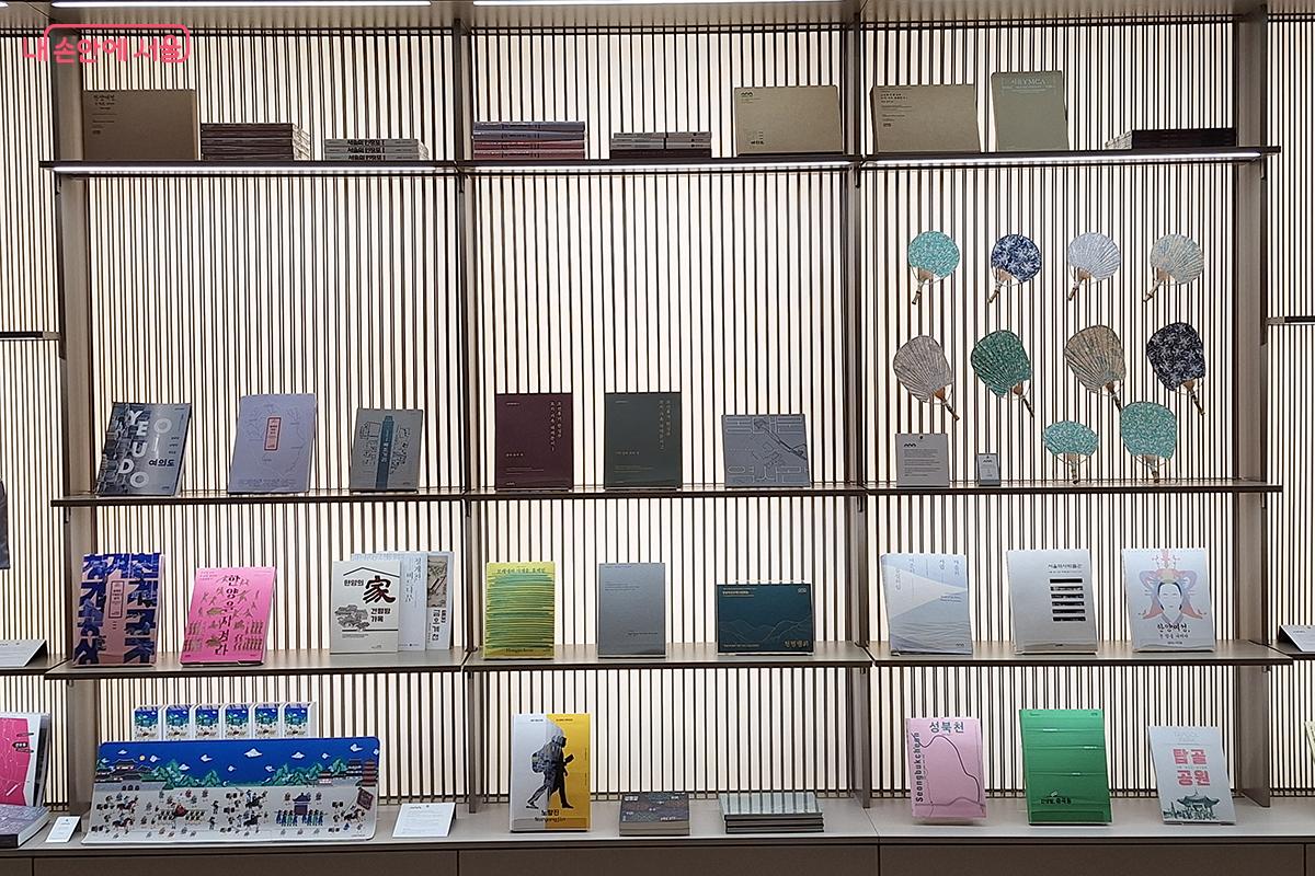 1층 로비에 새롭게 조성된 뮤지엄숍 &copy;이혜숙