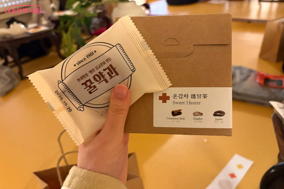 각자의 체질에 맞는 온감차가 제공되었고, 만족도 조사 후 꿀약과를 선물 받았다. ©이혜린